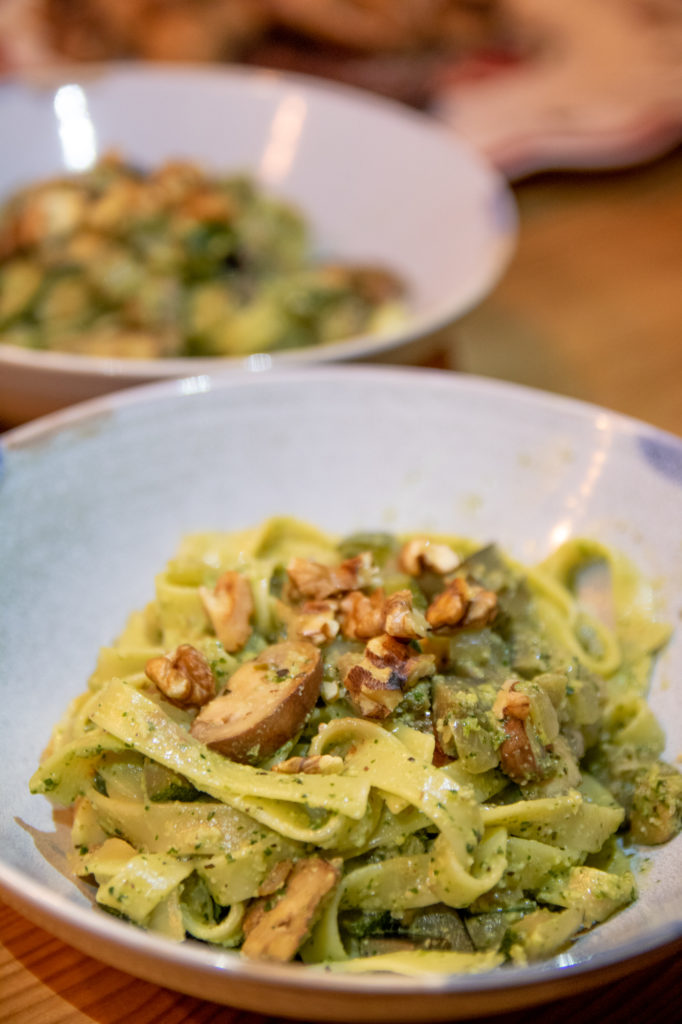 Tagliatelle mit Basilikum-Erbsen-Pesto und frischem Gemüse - Larakocht ...